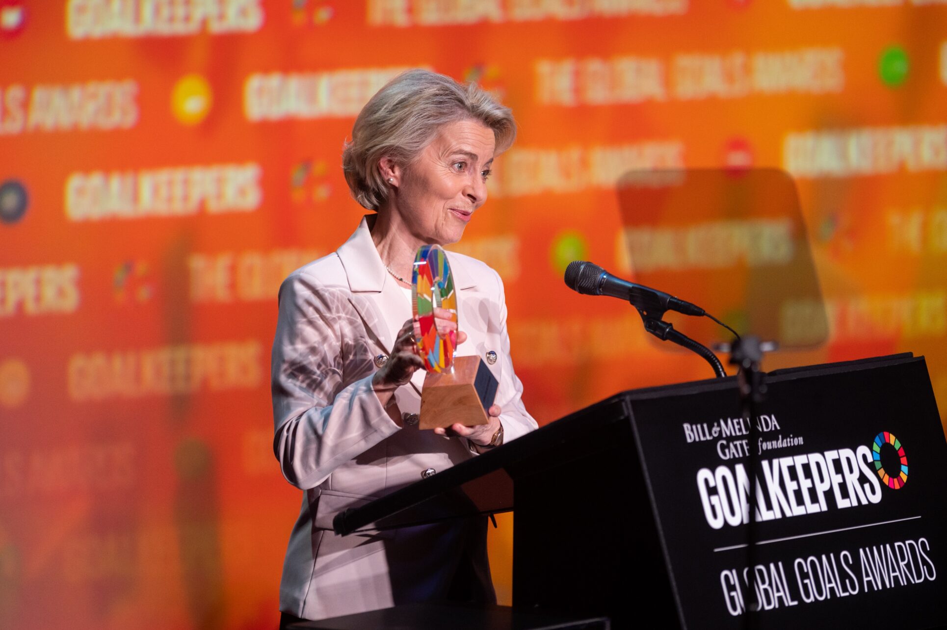 Ursula von der Leyen accepts the Global Goalkeepers Award at Goalkeepers 2022. ©Gates Archive/Mike Lawrence