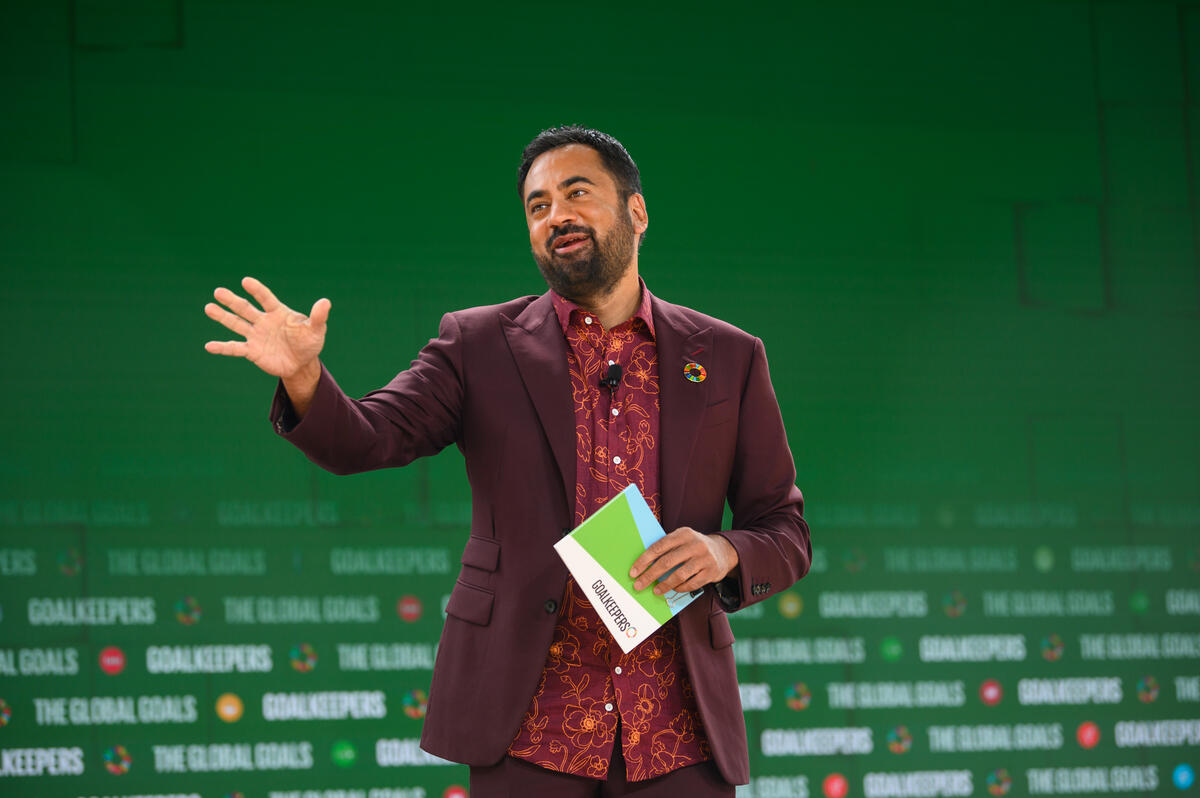 Kal Penn speaks onstage at Goalkeepers 2022. ©Gates Archive/Mike Lawrence